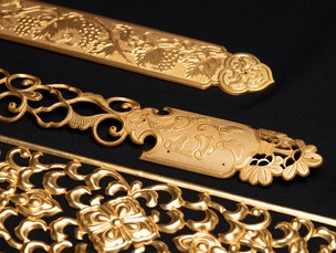 「錺(かざり)金具」とは、社寺、仏壇仏具、山車・神輿など祭礼具を「より華やかにより荘厳に飾る」装飾金具のことです。